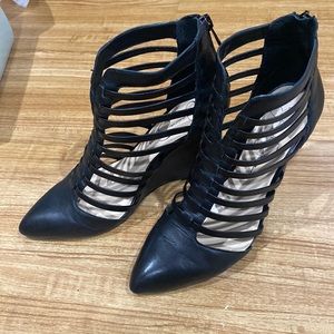 USED in box. Size 8.5. Black. Jessica Simpson